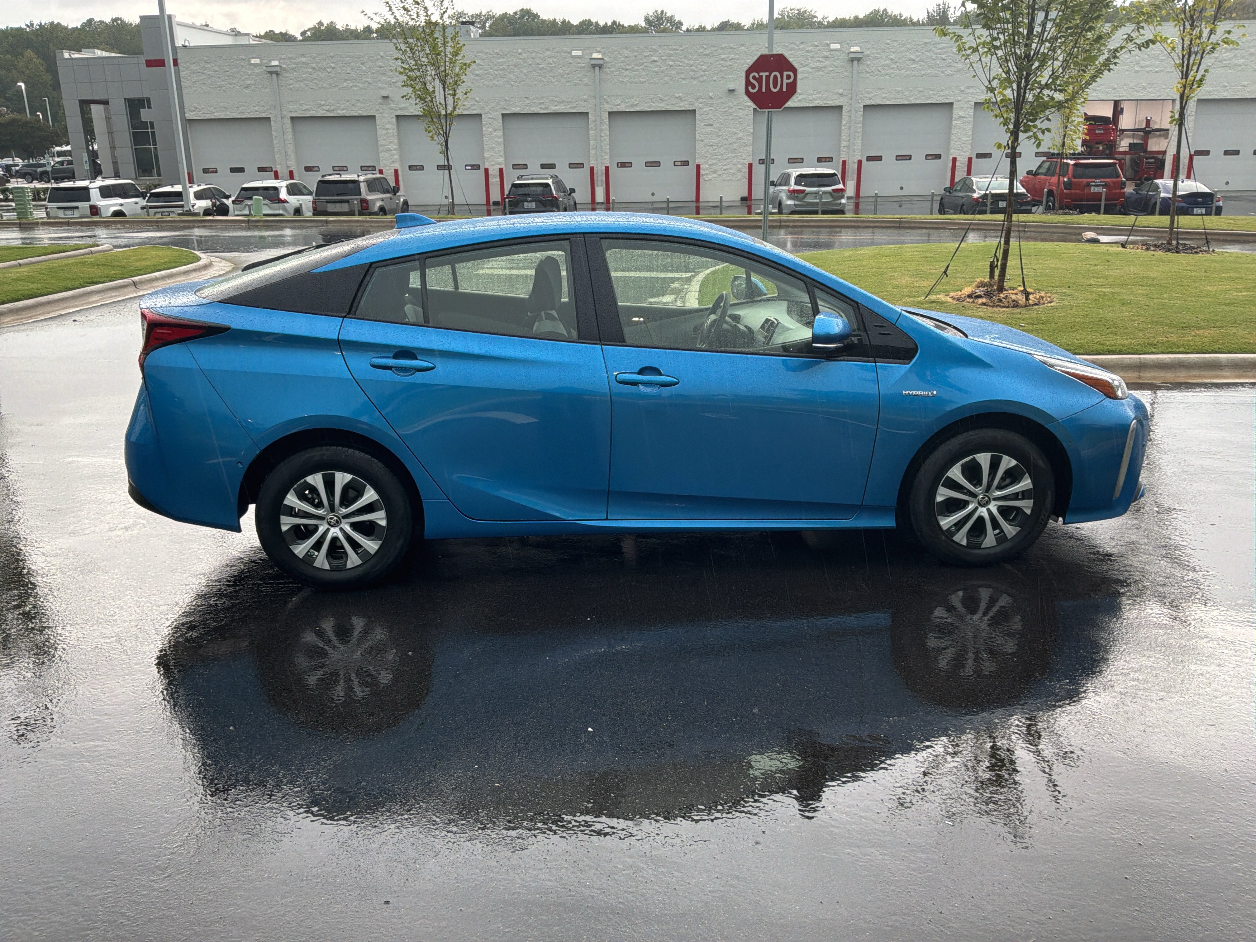 Used 2020 Toyota Prius LE AWD/4WD image 11