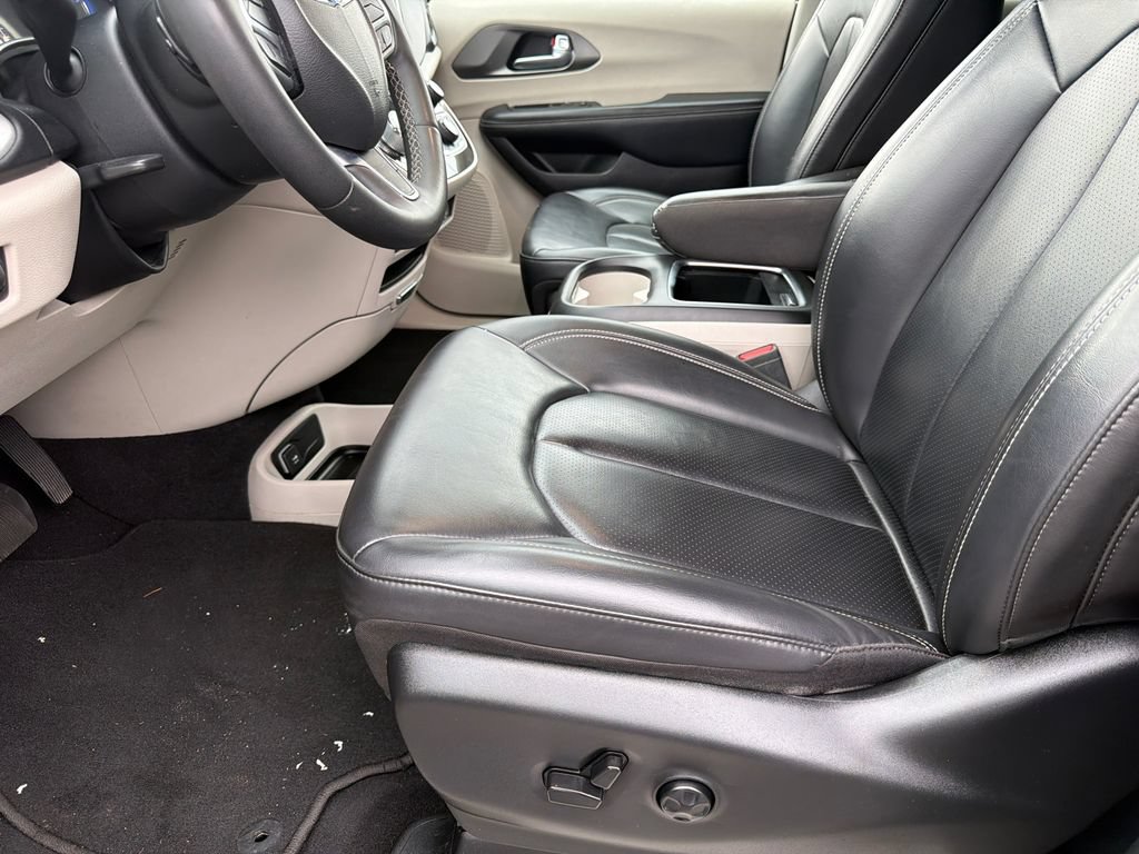 Used 2023 Chrysler Pacifica Touring-L FWD image 17