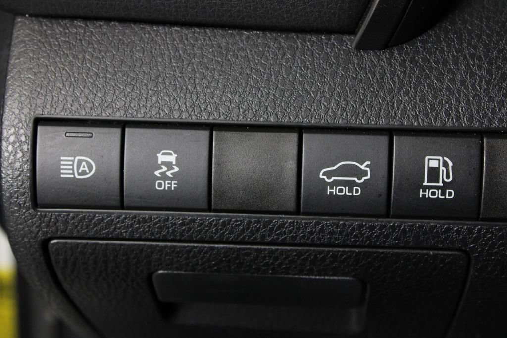 Used 2020 Toyota Camry SE image 21