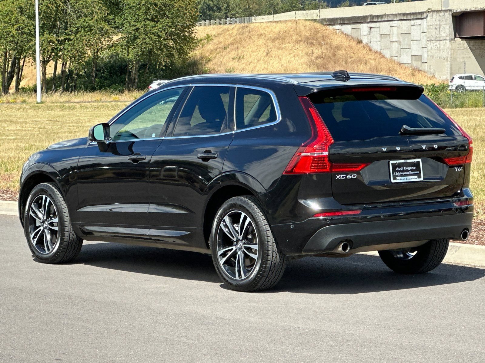 Used 2019 Volvo XC60 T6 Momentum w/ Multimedia Package AWD/4WD image 5