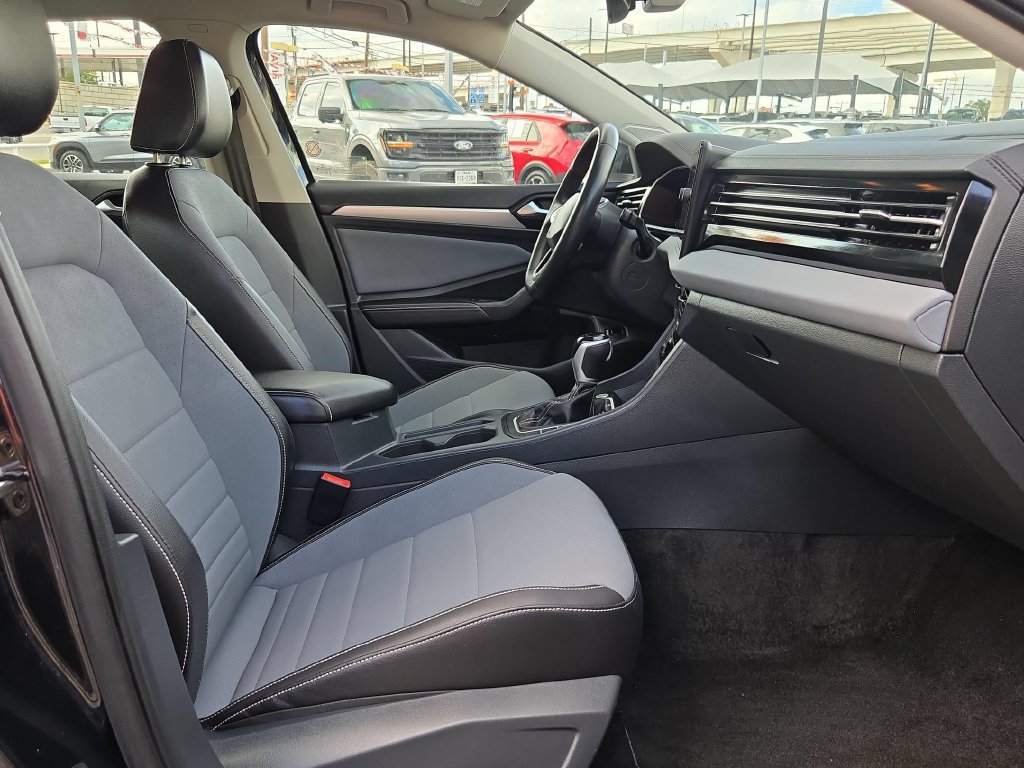 Used 2026 Volkswagen Jetta SE FWD image 32