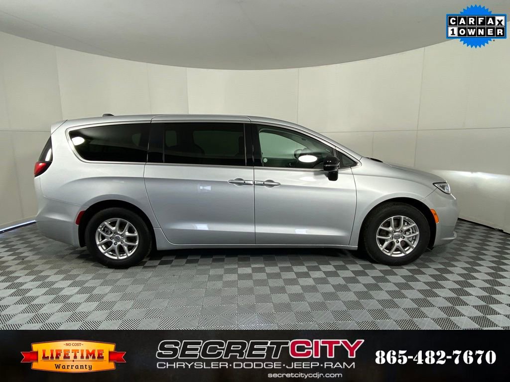 Used 2024 Chrysler Pacifica Touring-L image 8