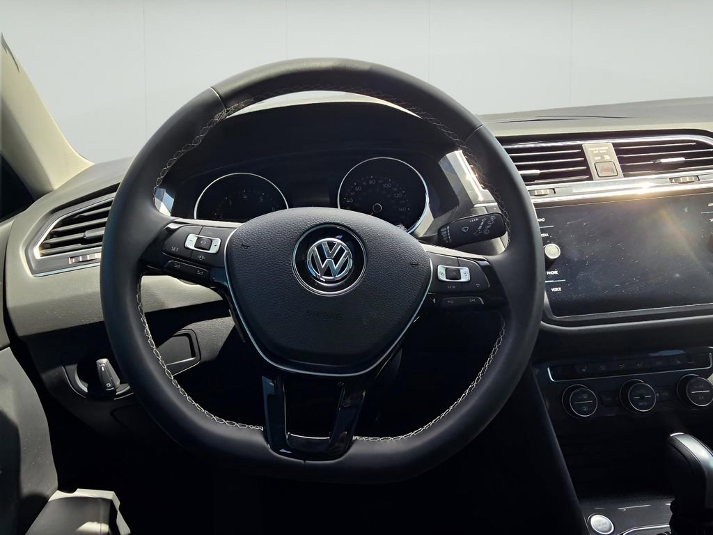 Used 2021 Volkswagen Tiguan SE w/ Panoramic Sunroof Package image 26