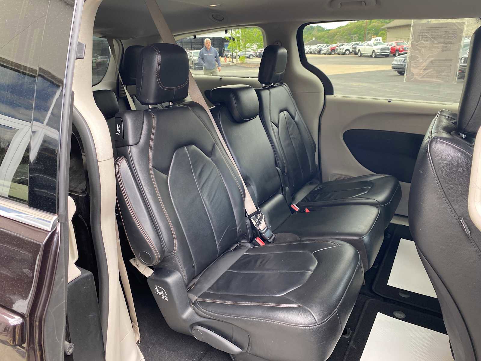 Used 2017 Chrysler Pacifica Touring-L FWD image 30