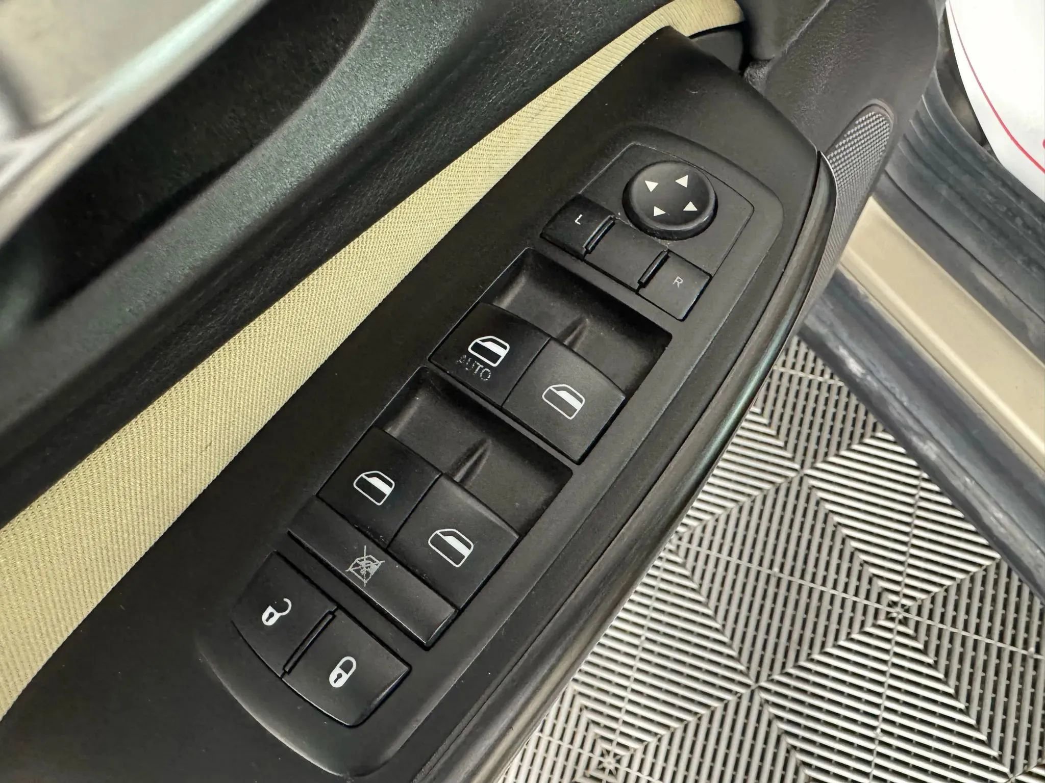 Used 2015 Jeep Cherokee Sport image 34