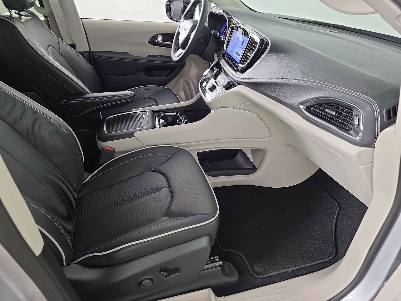 Used 2024 Chrysler Pacifica Limited image 29