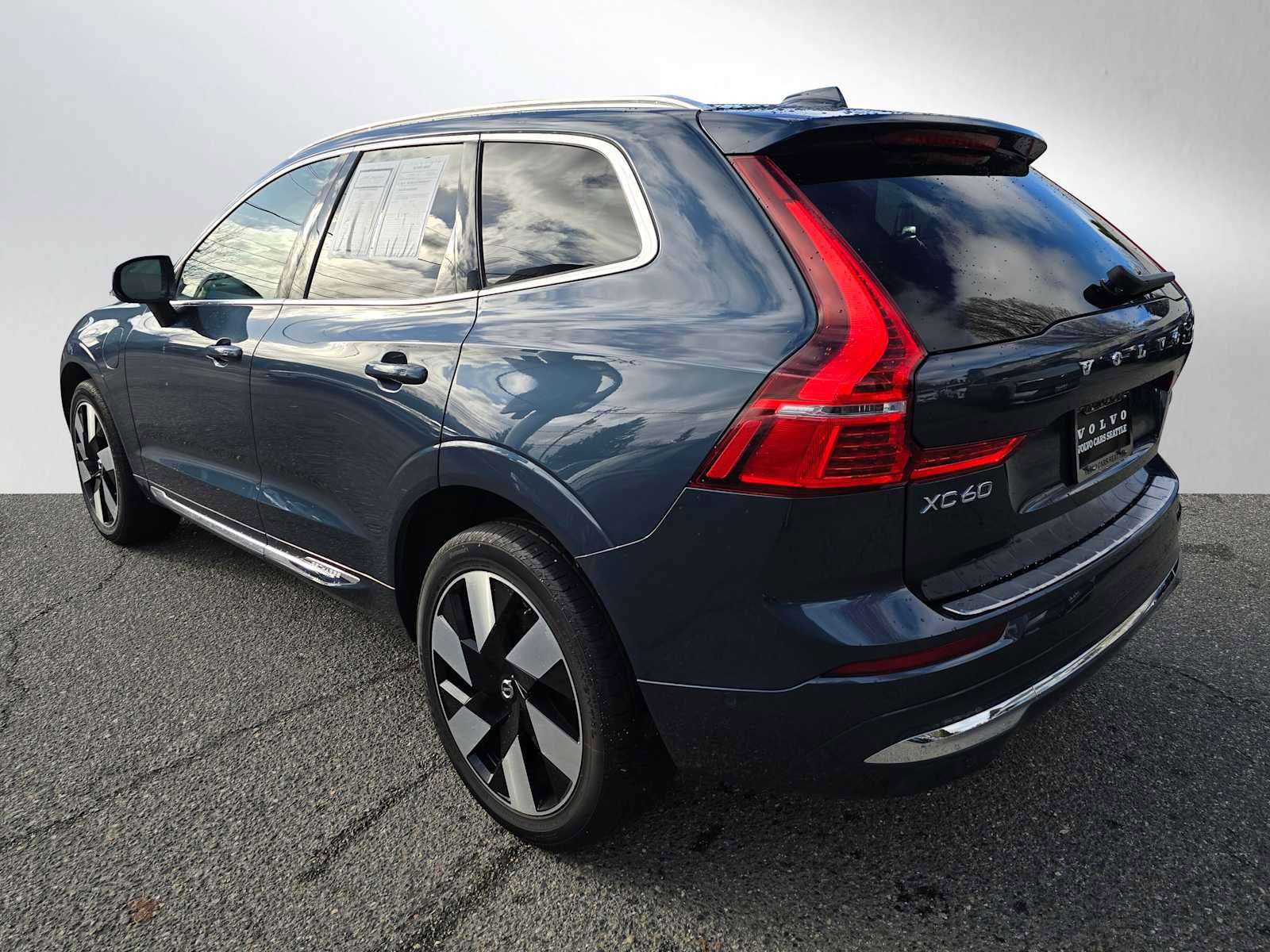 Certified 2023 Volvo XC60 T8 Plus image 5