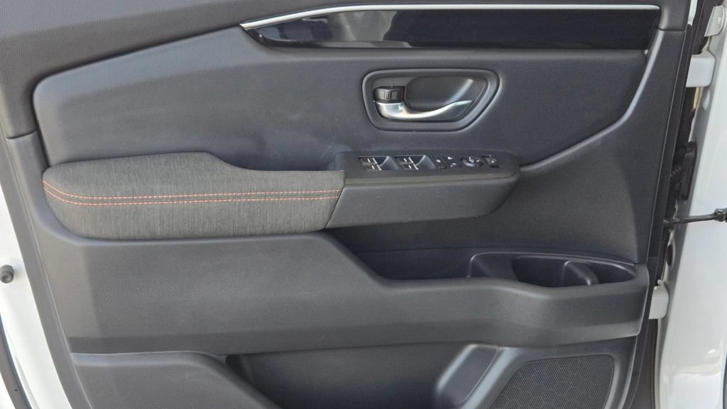 Used 2025 Honda Pilot Sport image 15