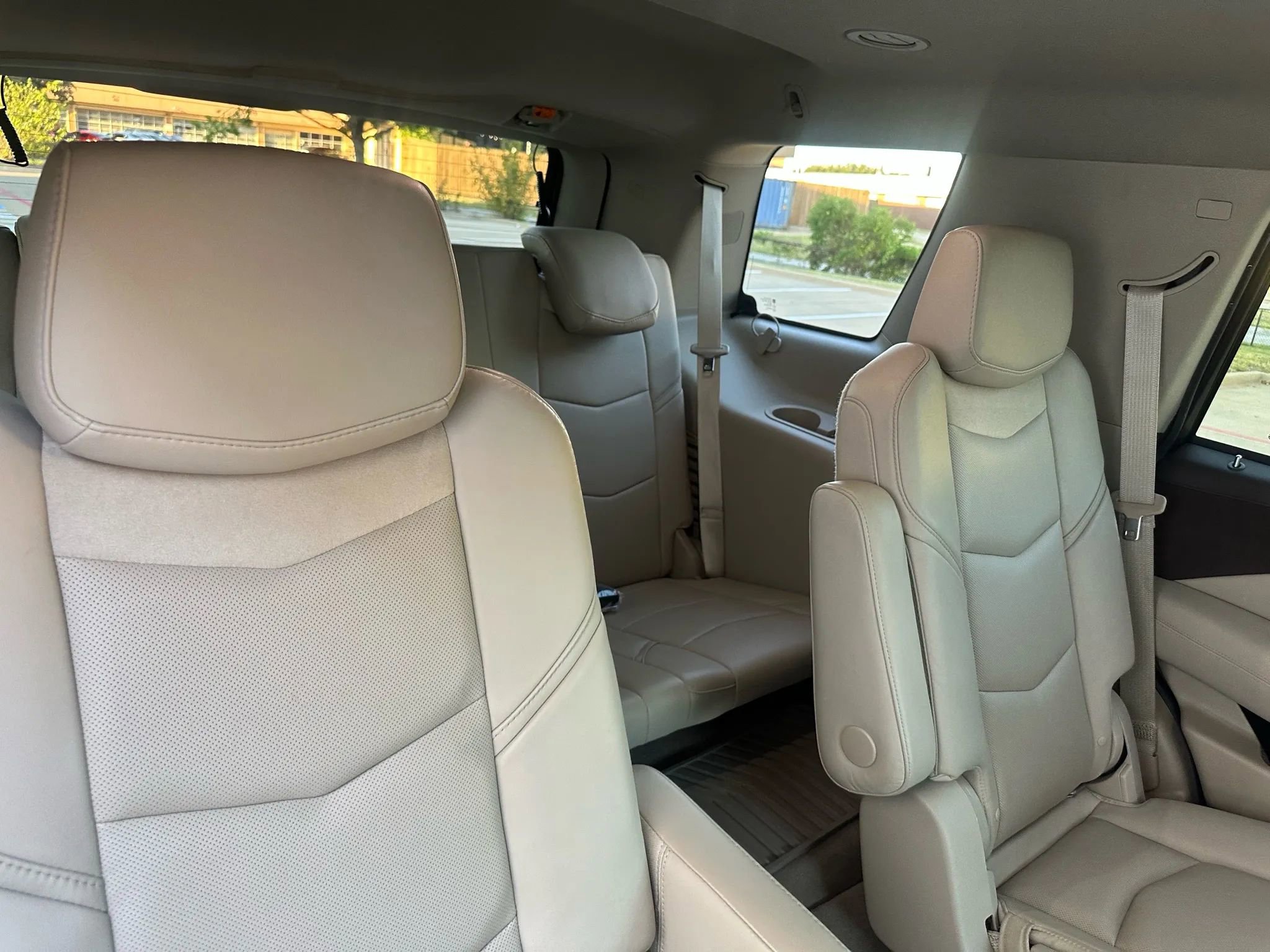 Used 2015 Cadillac Escalade Luxury image 25
