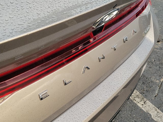 Used 2022 Hyundai Elantra Limited FWD image 5
