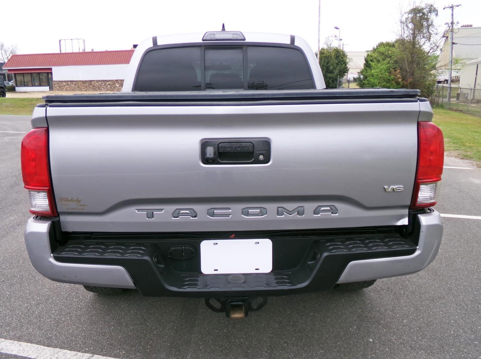 Used 2016 Toyota Tacoma TRD Sport w/ Towing Package image 3