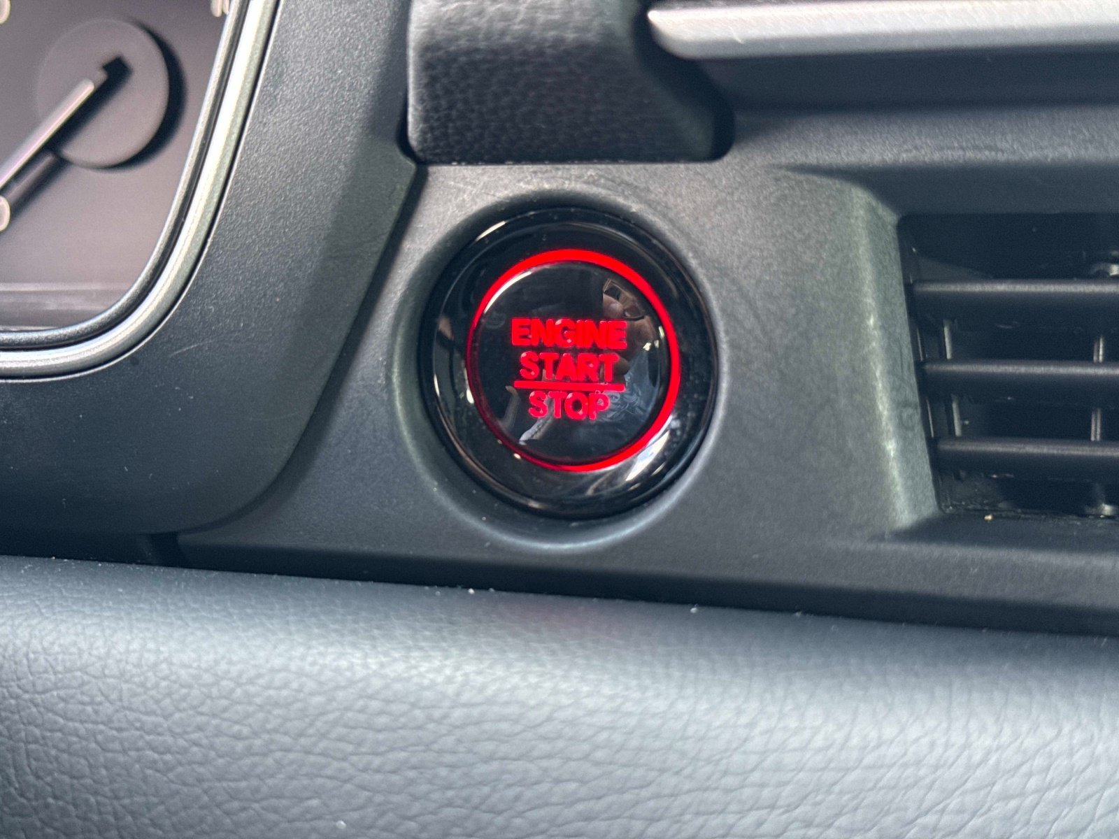 Used 2024 Honda Pilot Touring image 29