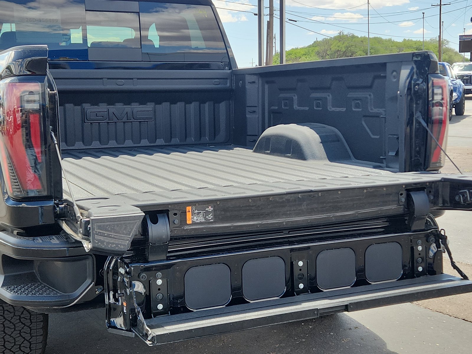 Used 2025 GMC Sierra 2500 AT4 w/ Technology Package AWD/4WD image 8