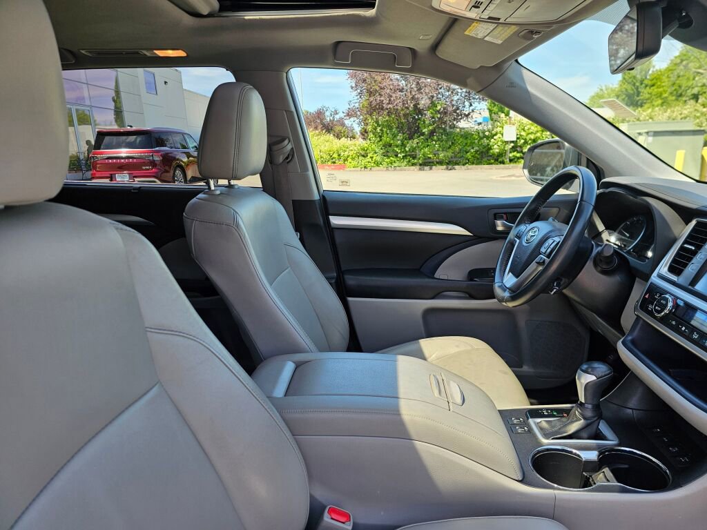 Used 2019 Toyota Highlander XLE AWD/4WD image 11