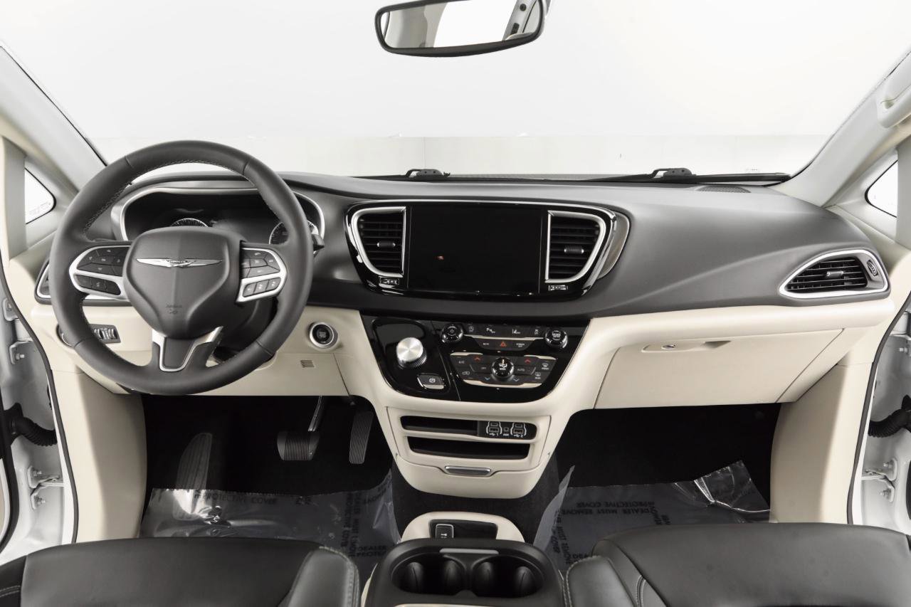 Used 2023 Chrysler Pacifica Touring-L image 13