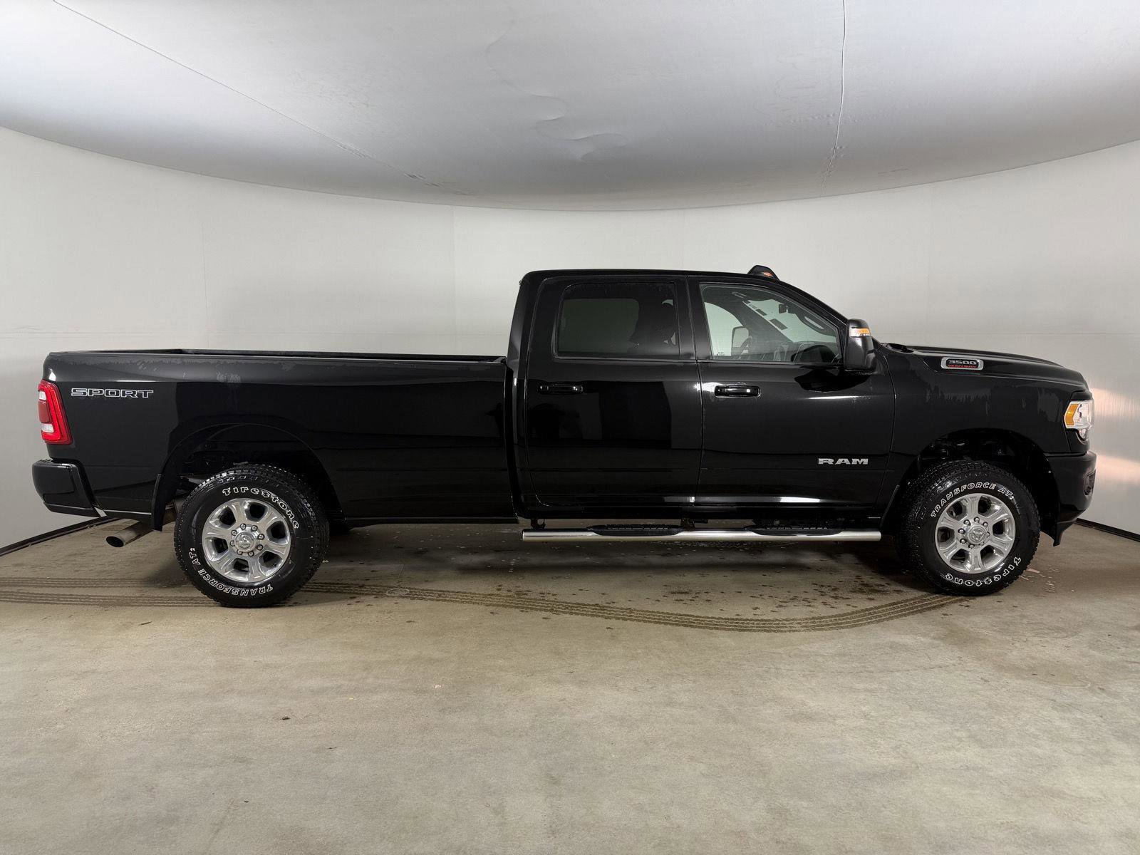 Used 2024 RAM 3500 Big Horn w/ Sport Appearance Package AWD/4WD image 6