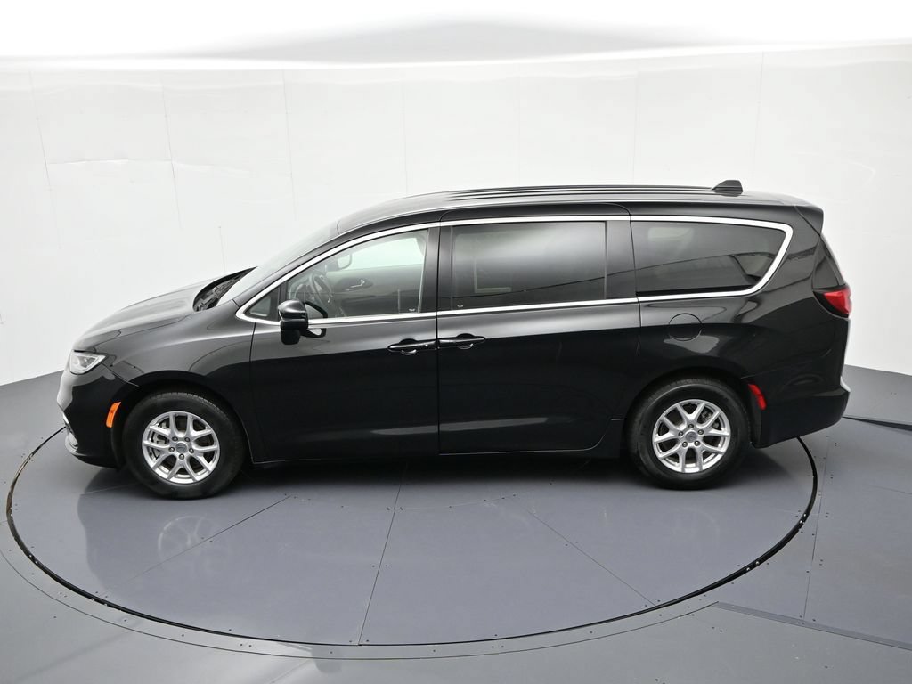Used 2023 Chrysler Pacifica Touring-L FWD image 25