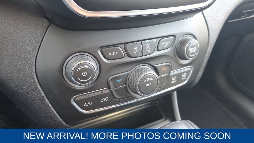Used 2019 Jeep Cherokee Latitude w/ Popular Appearance Group image 19