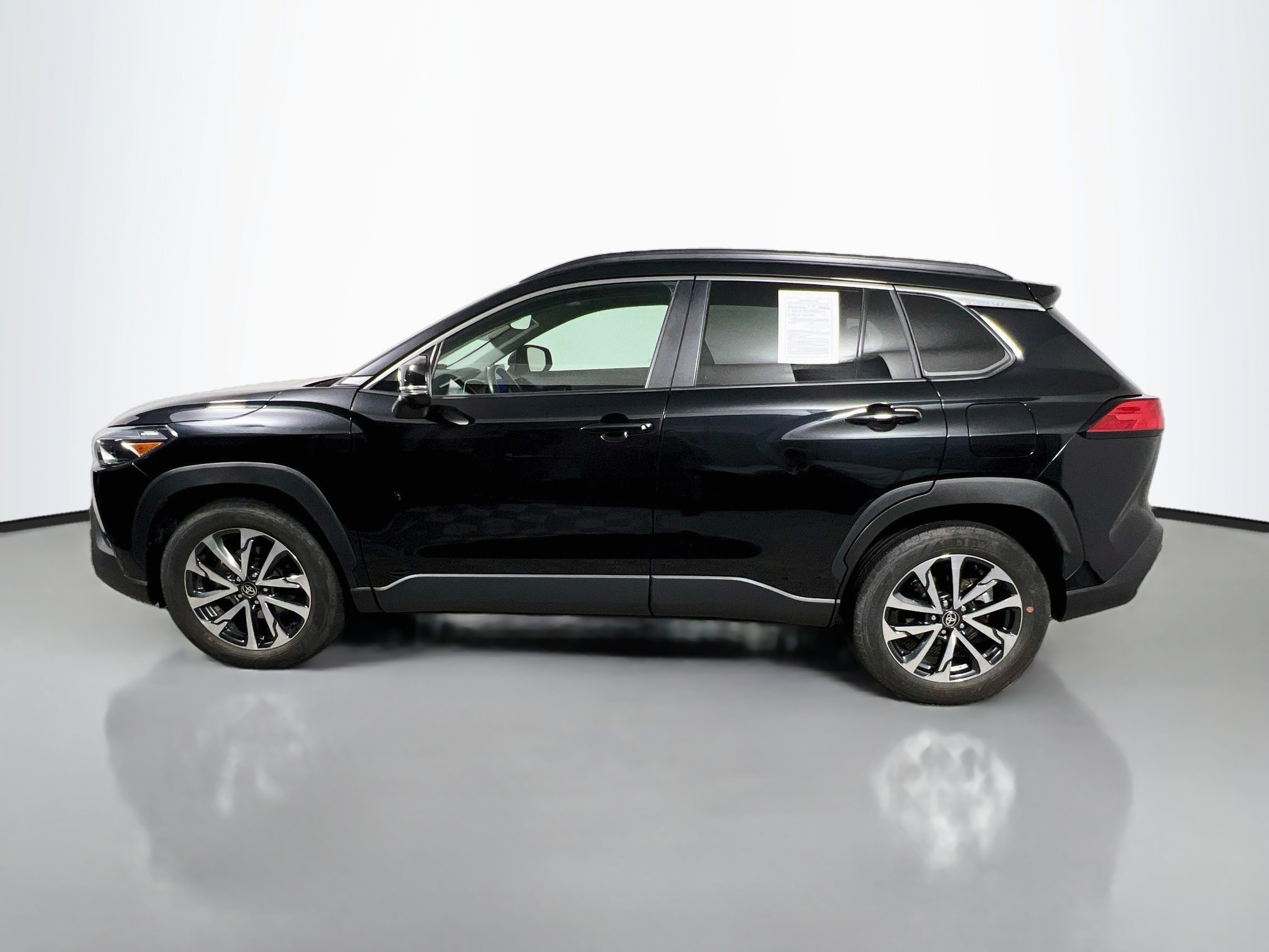 Used 2025 Toyota Corolla Cross XLE AWD/4WD image 9