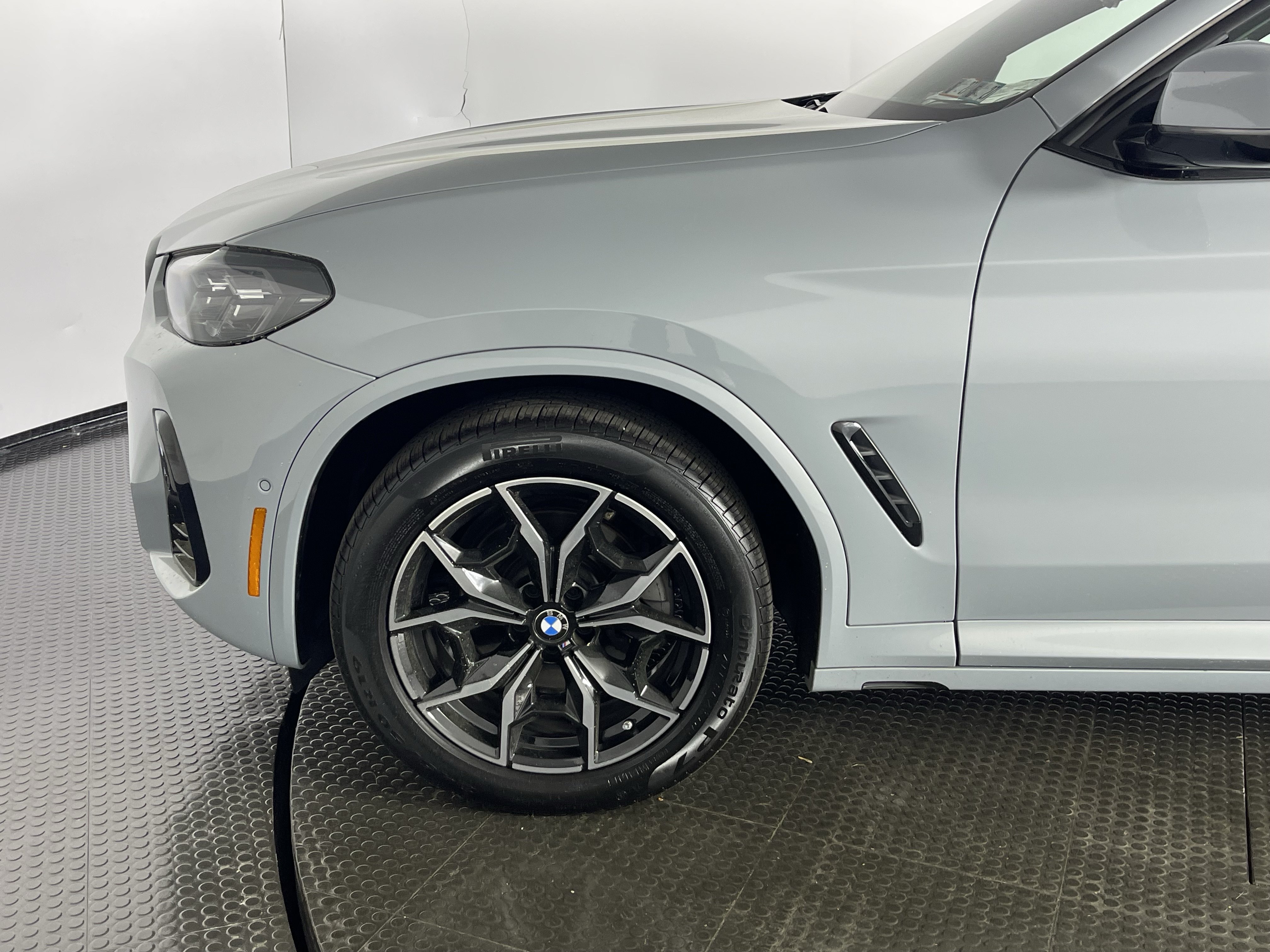 Certified 2025 BMW X4 xDrive30i w/ Premium Package AWD/4WD image 4