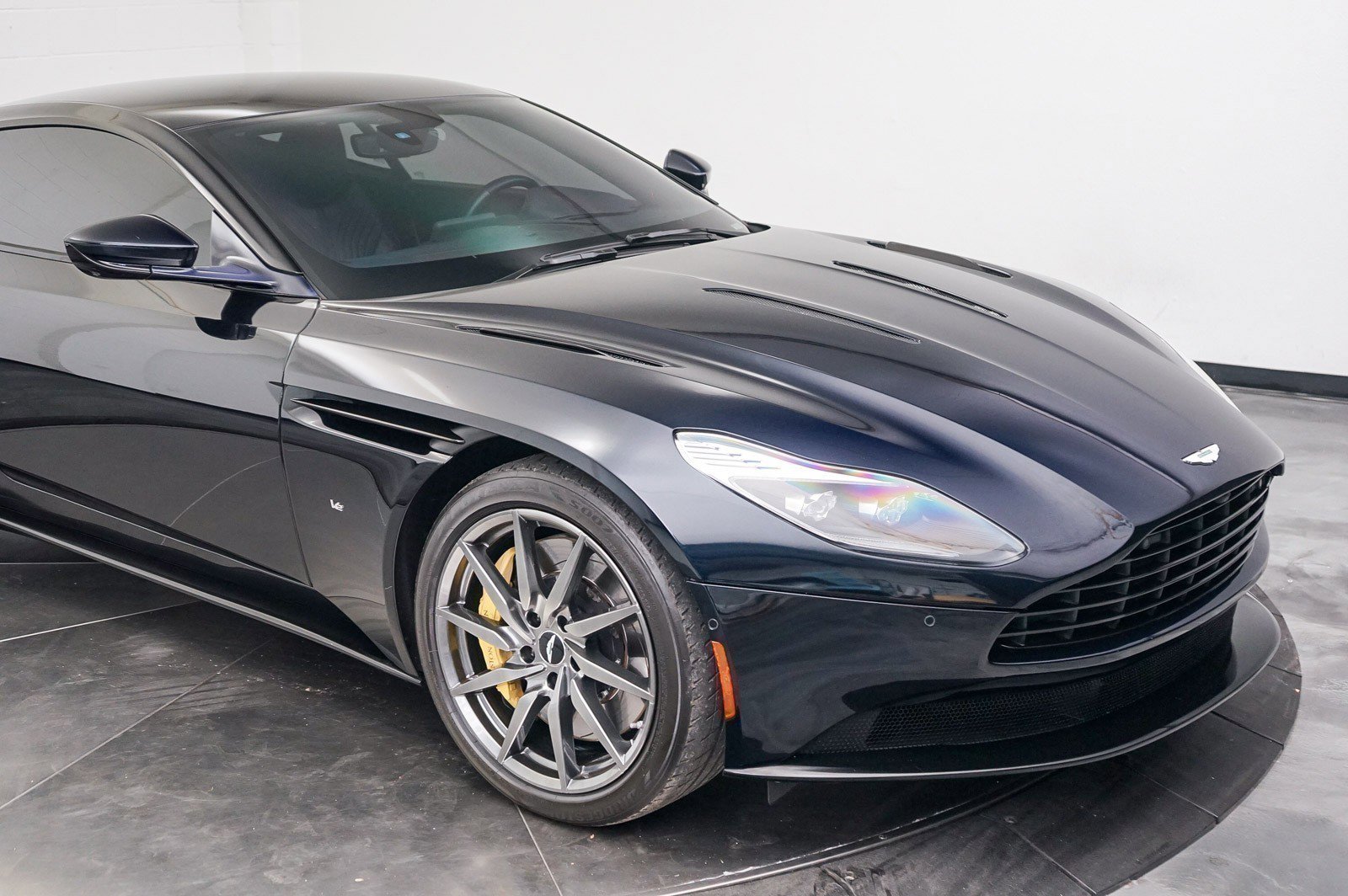 Used 2017 Aston Martin DB11 V12 RWD image 12