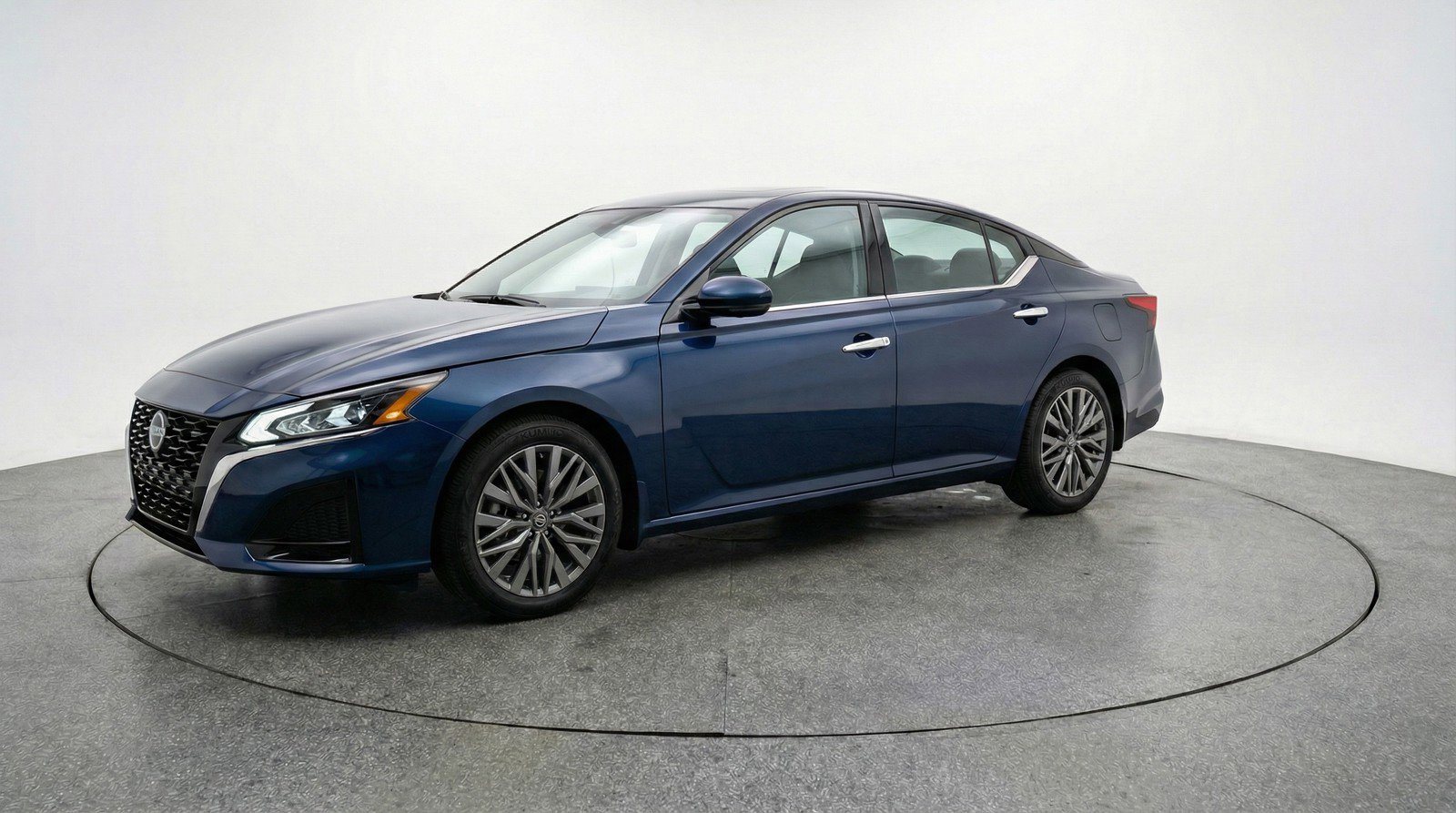 Used 2025 Nissan Altima 2.5 SV image 3