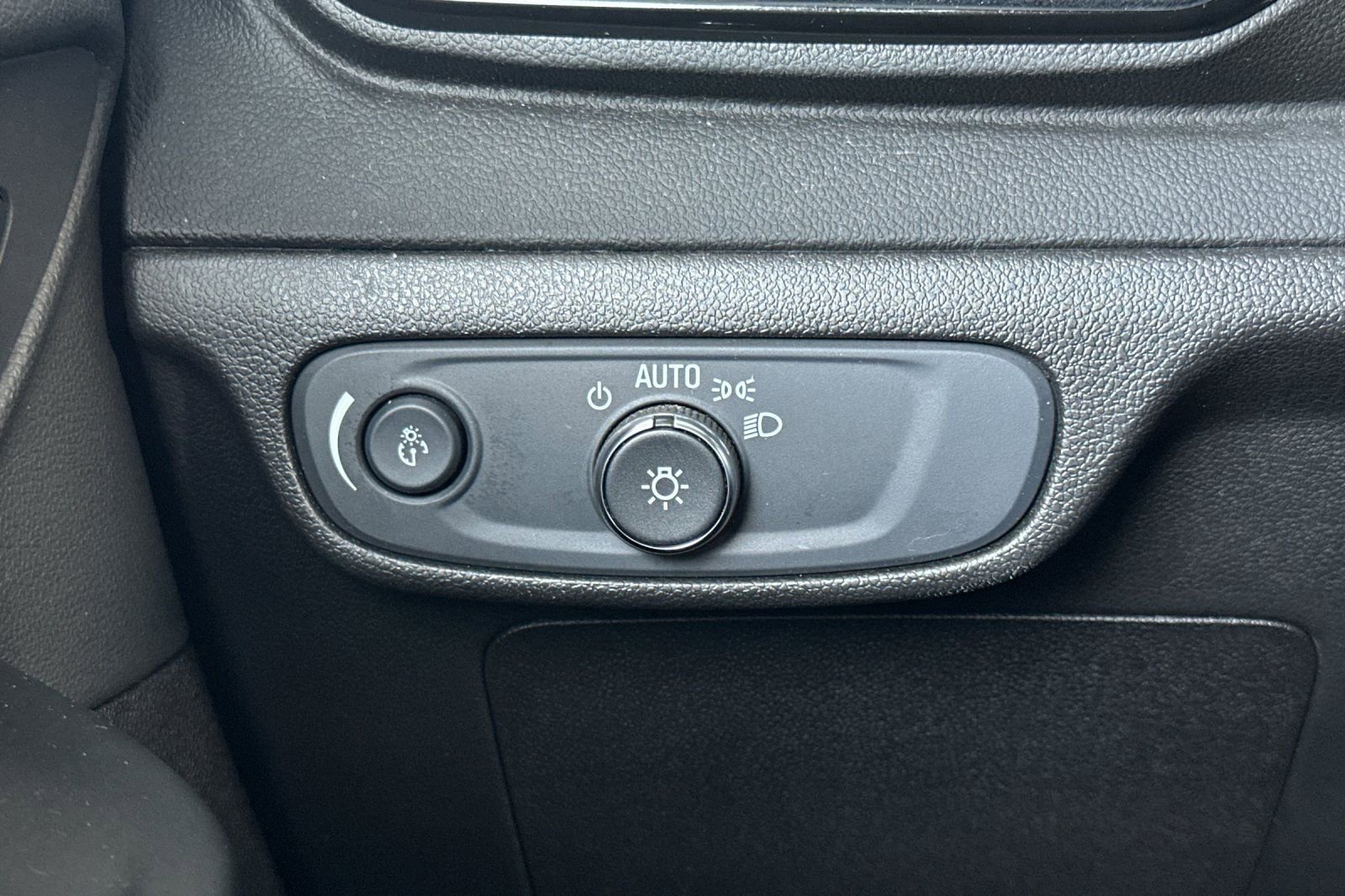 Used 2022 Chevrolet Bolt LT image 30