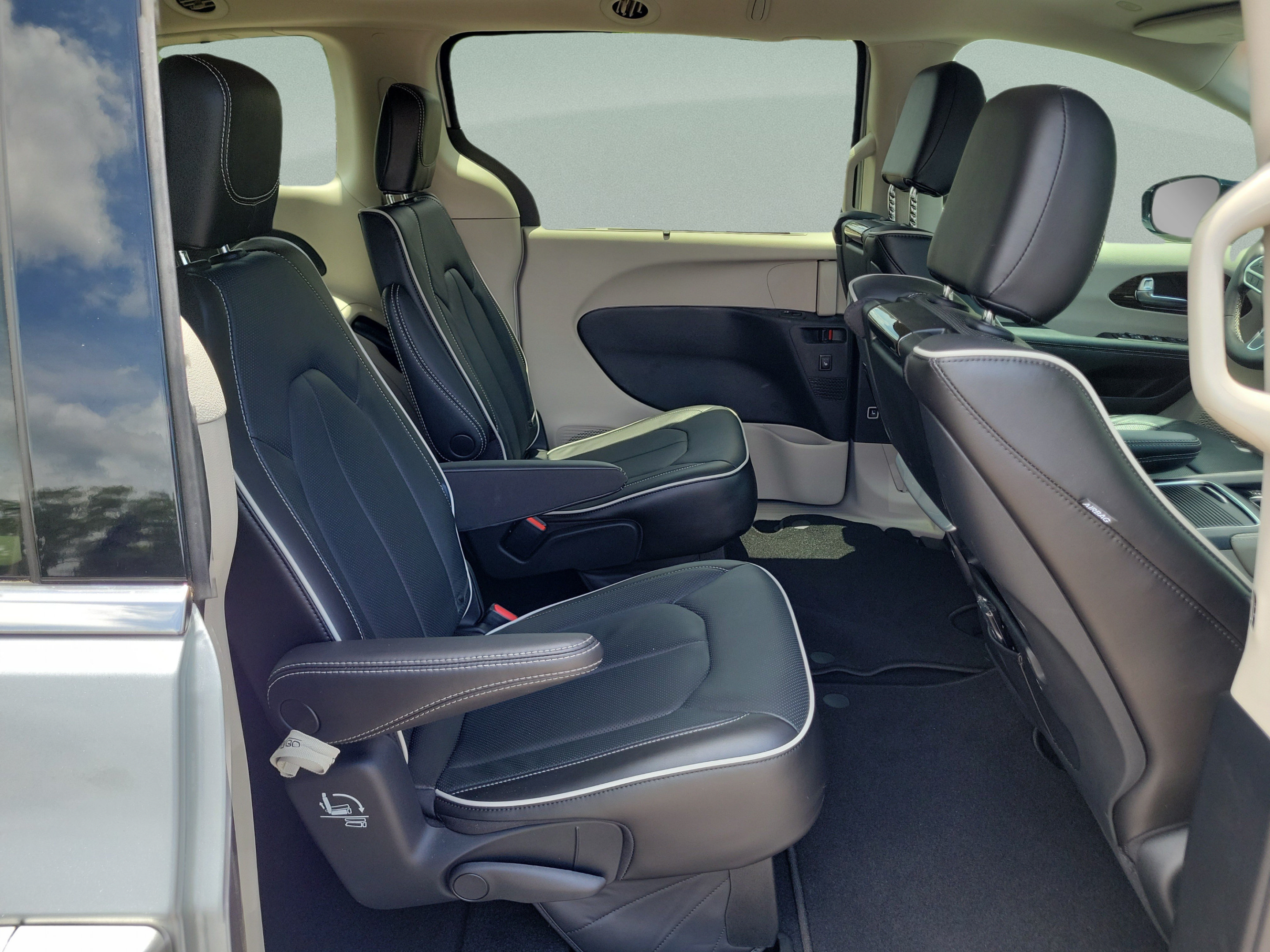 Used 2023 Chrysler Pacifica Limited w/ Uconnect Theater Family Group AWD/4WD image 10