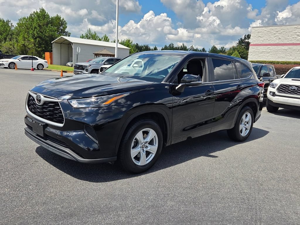 Used 2023 Toyota Highlander L FWD image 3