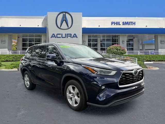Used 2022 Toyota Highlander LE FWD image 3