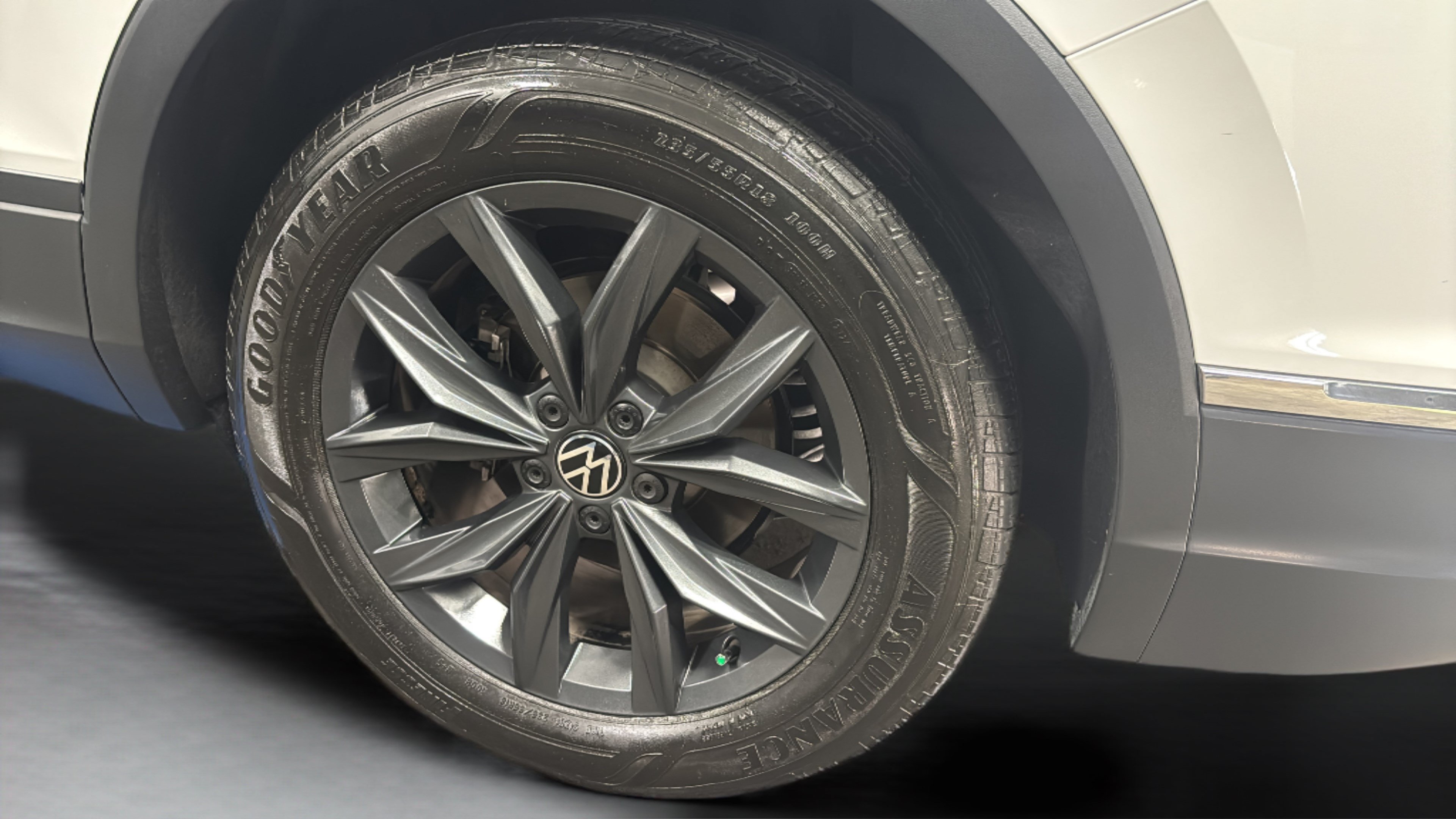 Used 2024 Volkswagen Tiguan SE FWD image 36