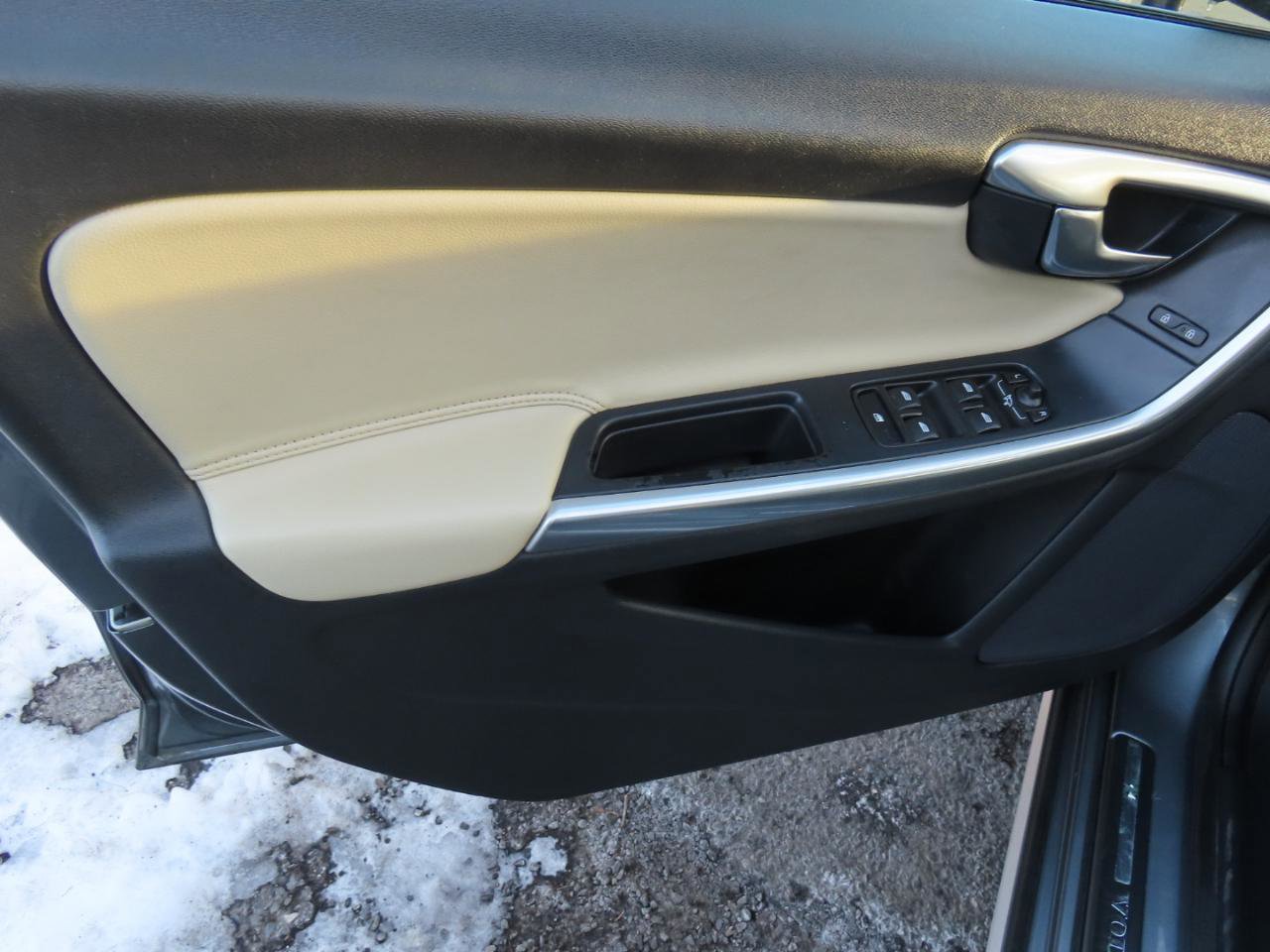 Used 2017 Volvo V60 T5 Cross Country w/ Climate Package image 10