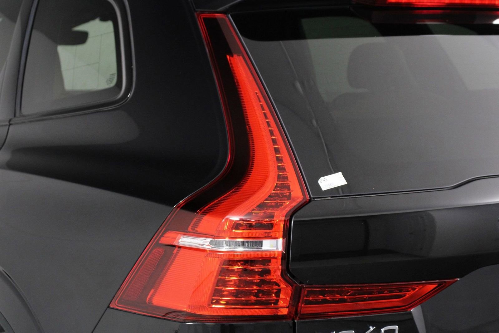 Certified 2023 Volvo XC60 B5 Ultimate w/ Climate Package image 18