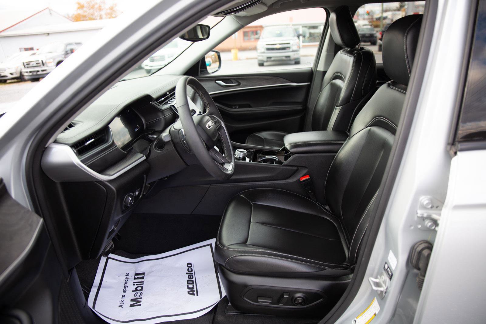 Used 2023 Jeep Grand Cherokee Limited image 11