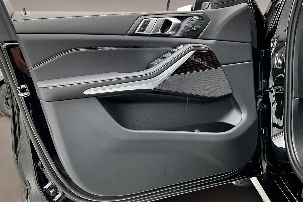 Used 2024 BMW X7 xDrive40i w/ Parking Assistance Package image 18