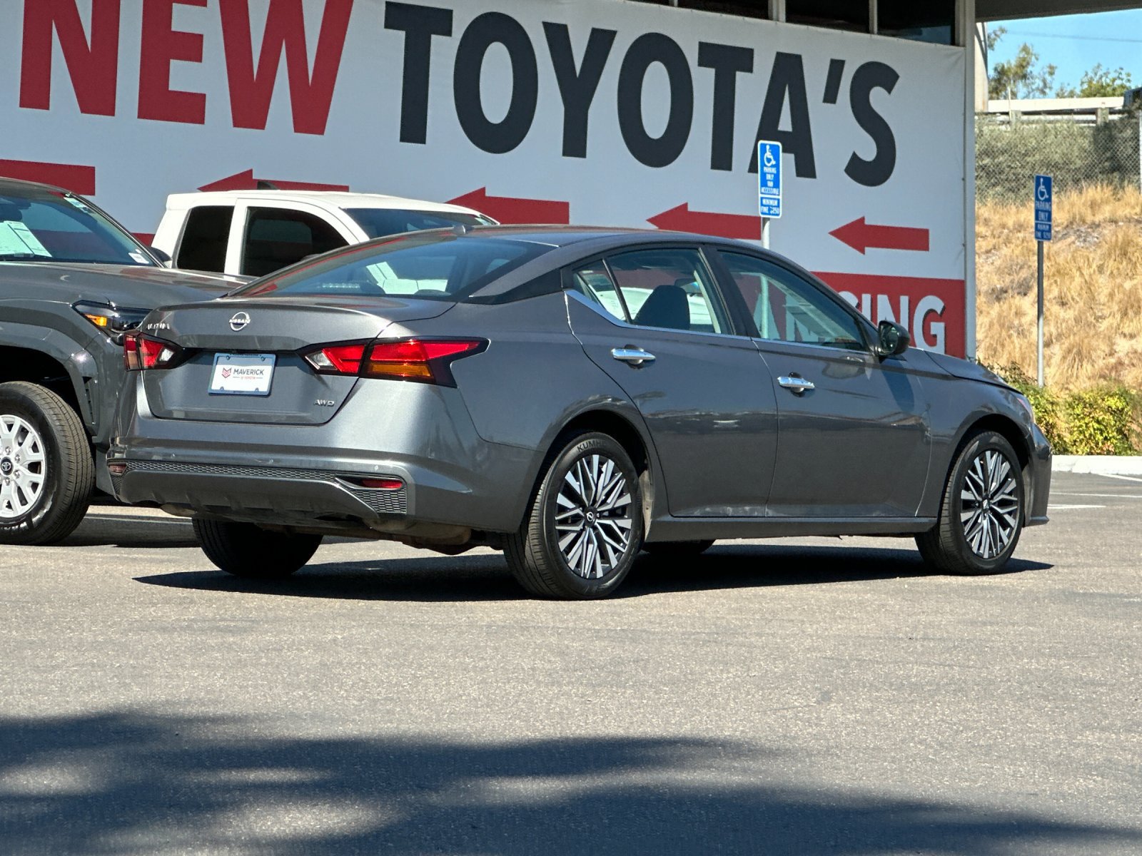 Used 2025 Nissan Altima 2.5 SV AWD/4WD image 5