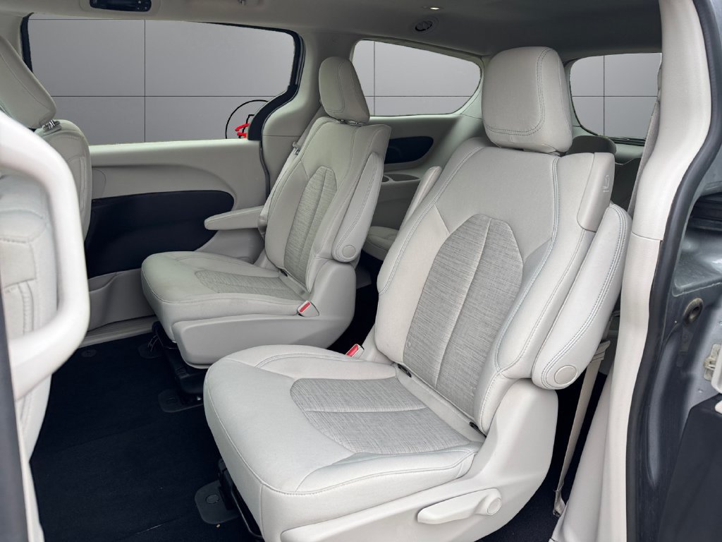 Used 2019 Chrysler Pacifica Touring Plus FWD image 18