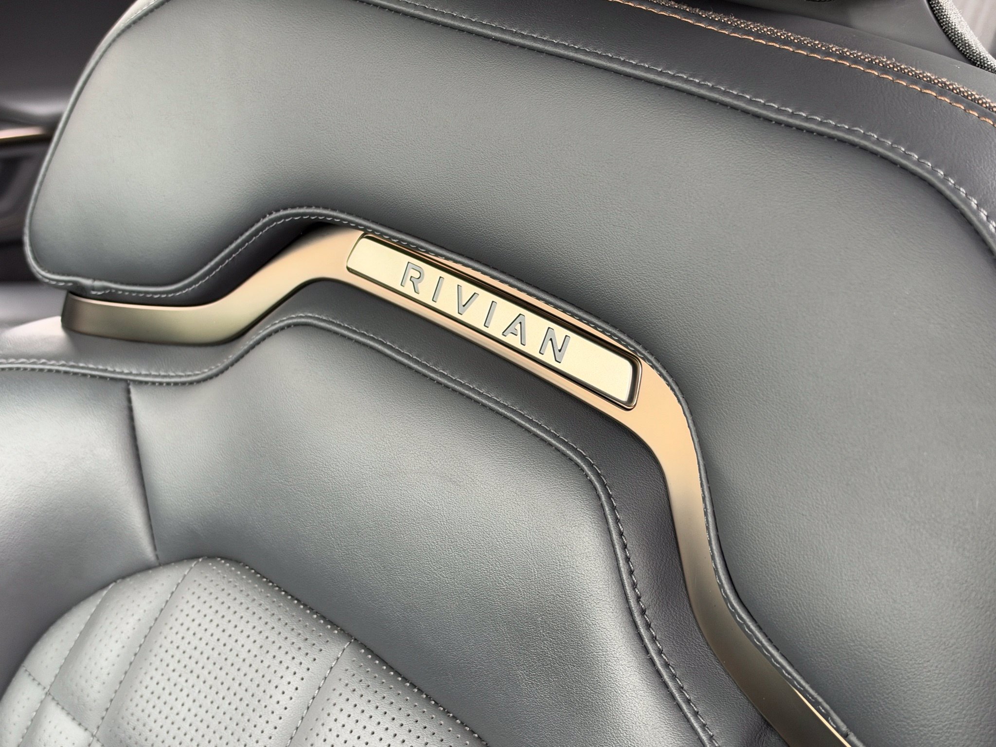 Used 2025 Rivian R1S Premium Dual AWD/4WD image 33