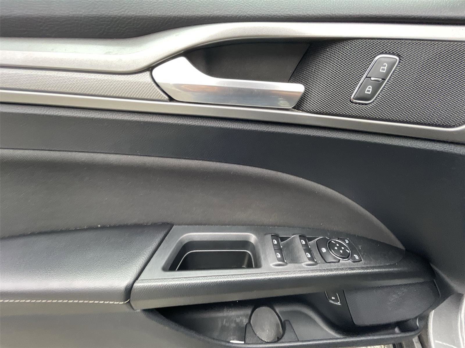 Used 2019 Ford Fusion SE image 12