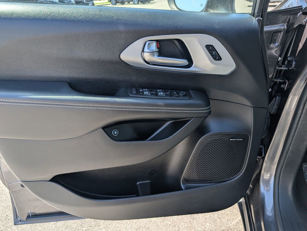 Used 2020 Chrysler Pacifica Limited w/ Advanced Safetytec Group FWD image 16