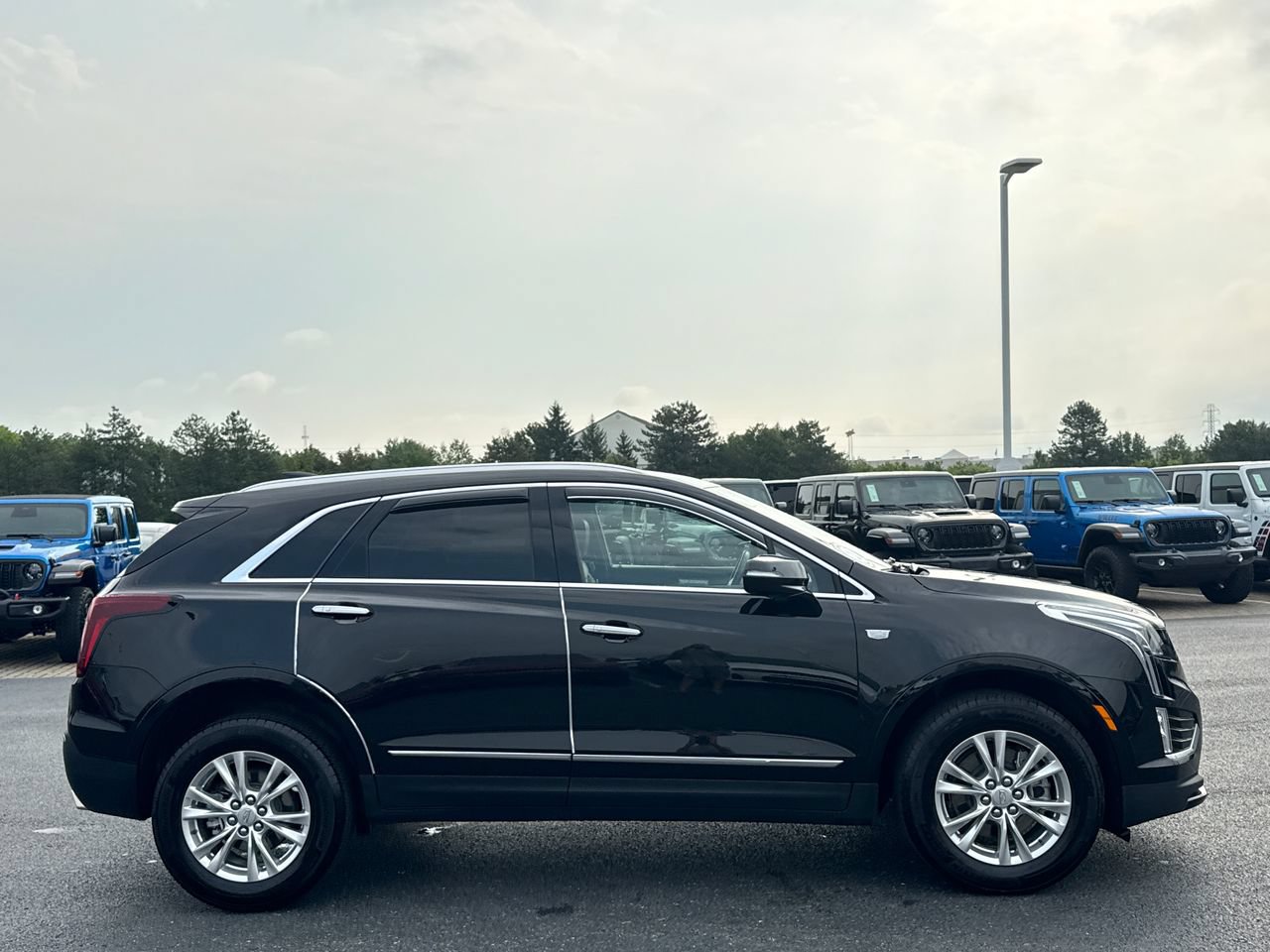 Used 2025 Cadillac XT5 Luxury AWD/4WD image 2