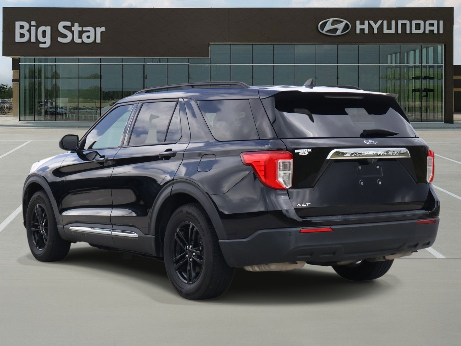 Used 2021 Ford Explorer XLT image 3