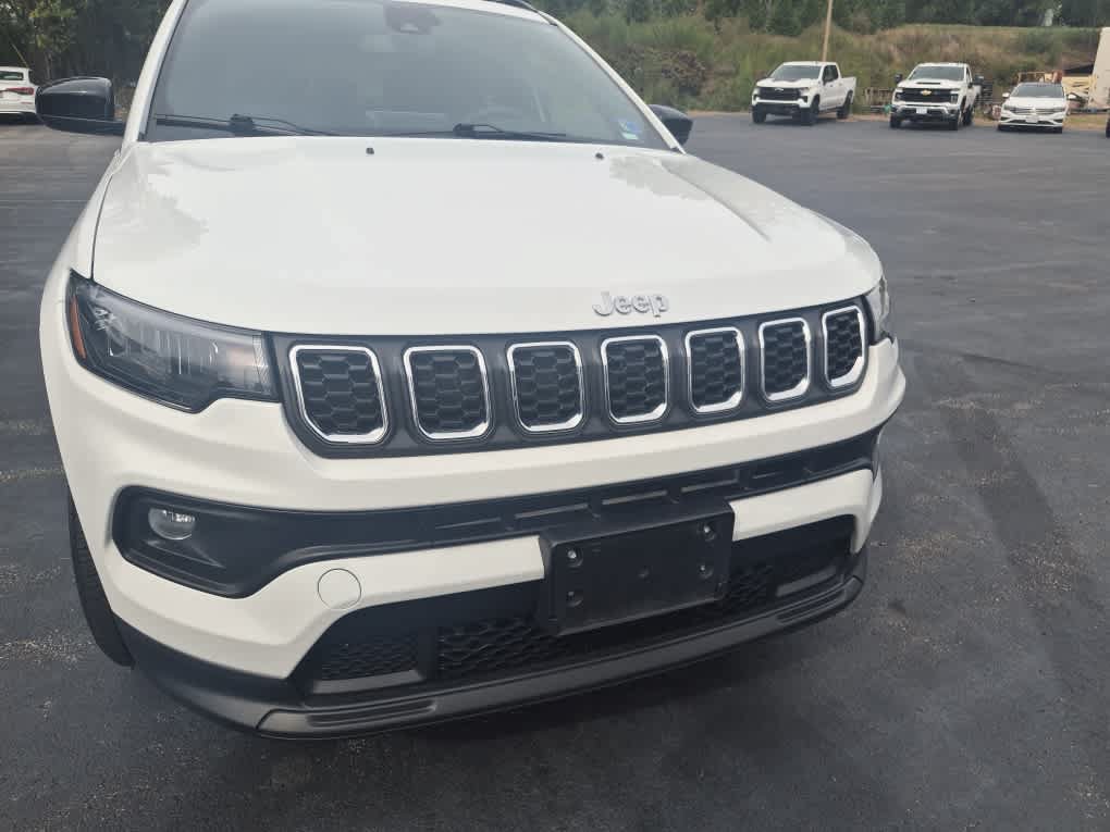 Used 2025 Jeep Compass Latitude AWD/4WD image 2