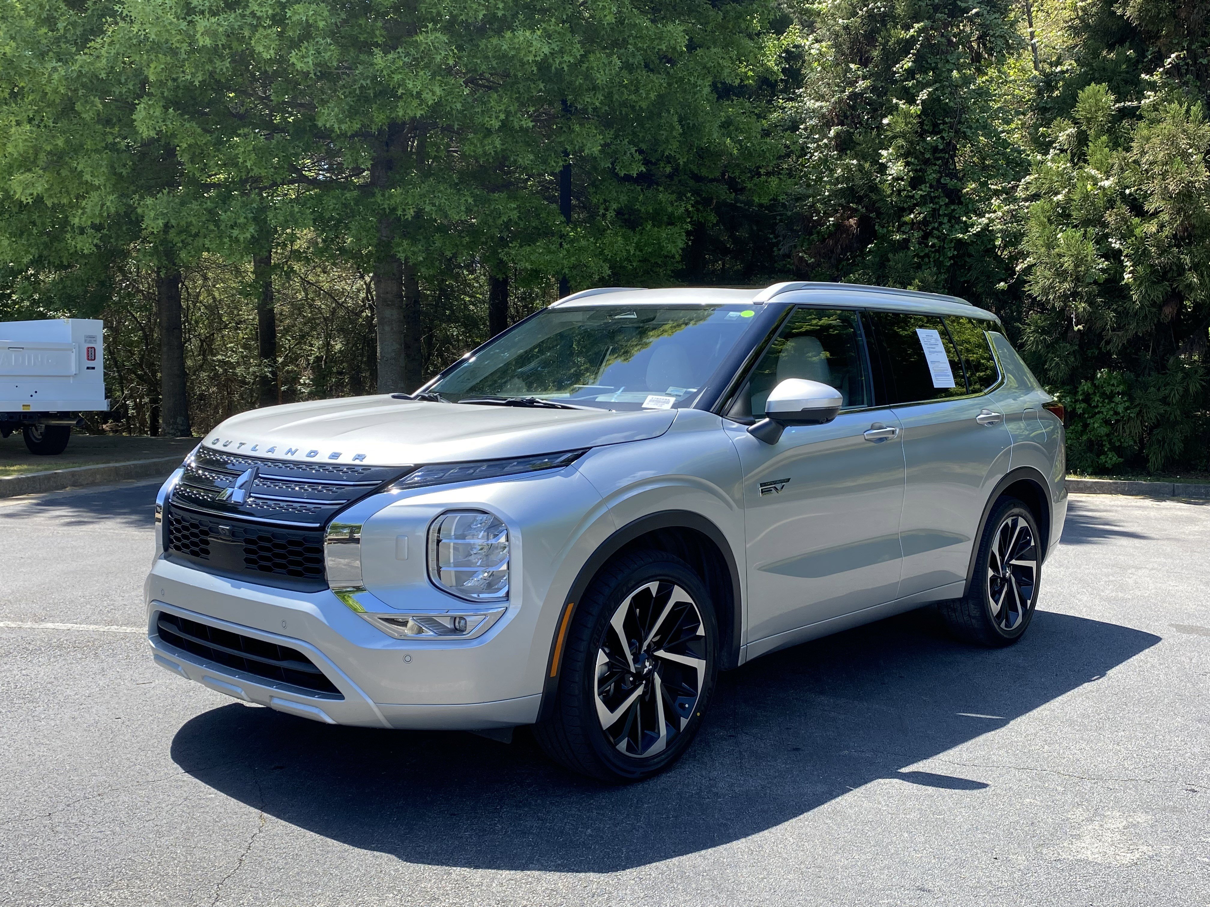 Used 2024 Mitsubishi Outlander 4WD Plug-In Hybrid image 5