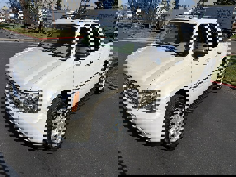 Used 2011 Chevrolet Avalanche LTZ image 6