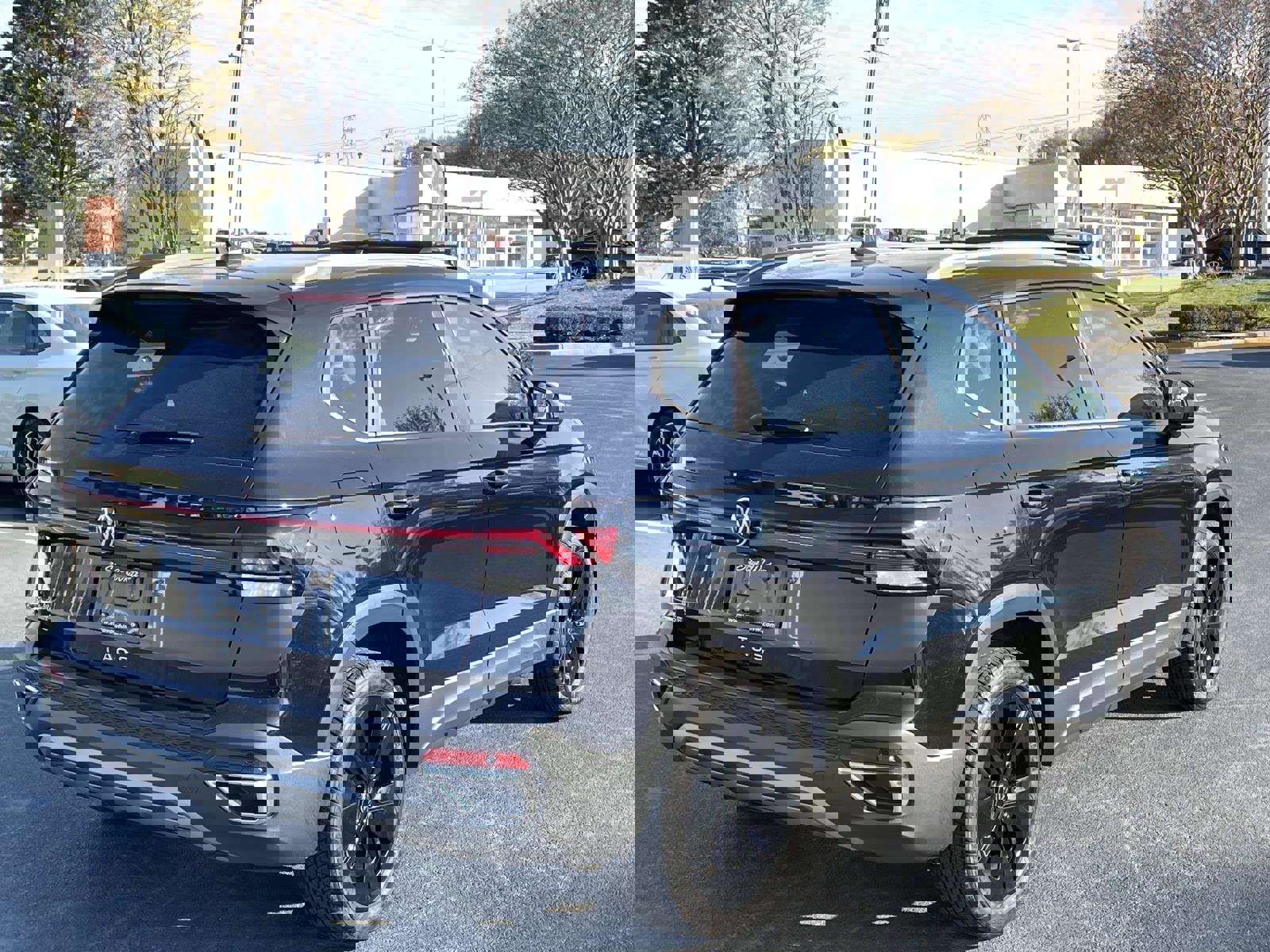 Certified 2025 Volkswagen Taos SE w/ Black Wheel Package FWD image 7