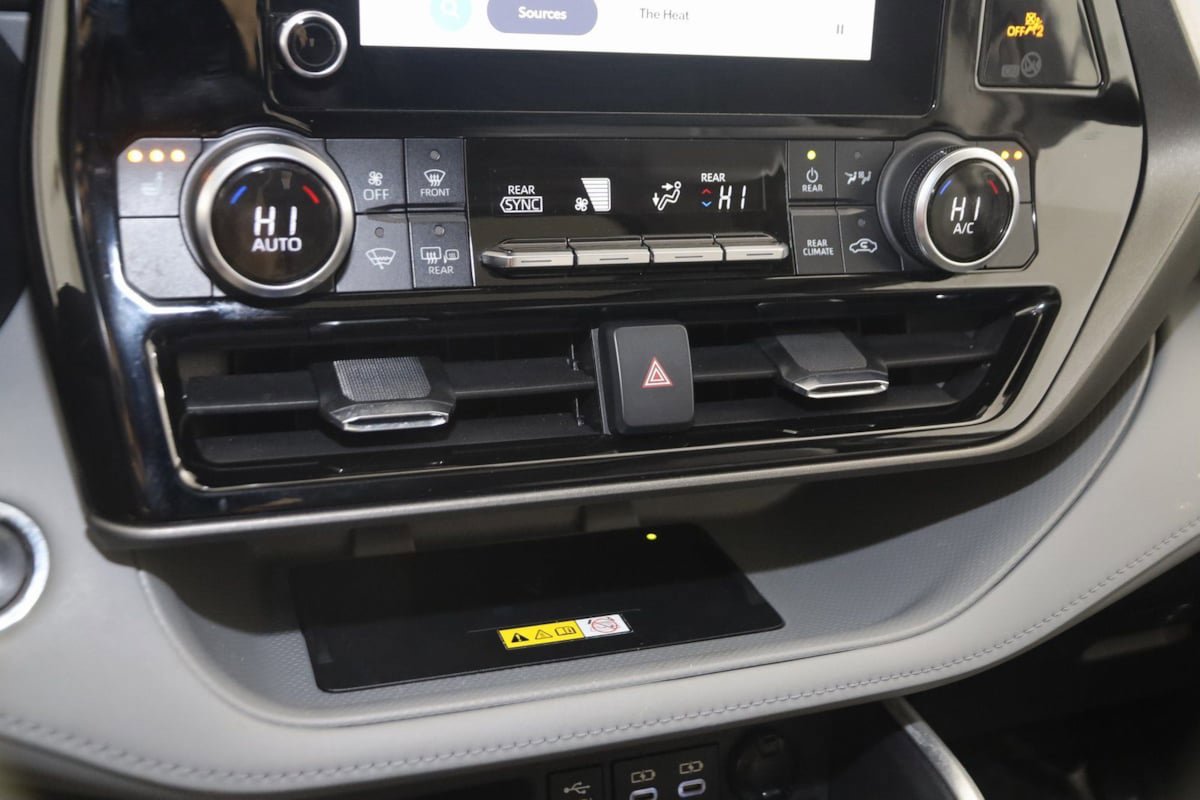 Used 2023 Toyota Highlander XLE image 34
