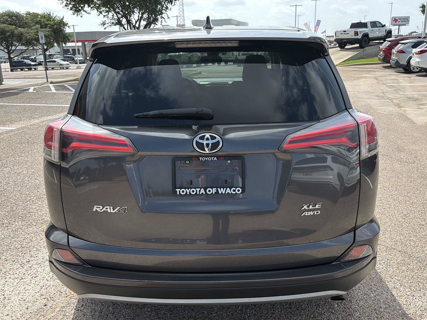 Used 2018 Toyota RAV4 XLE AWD/4WD image 4