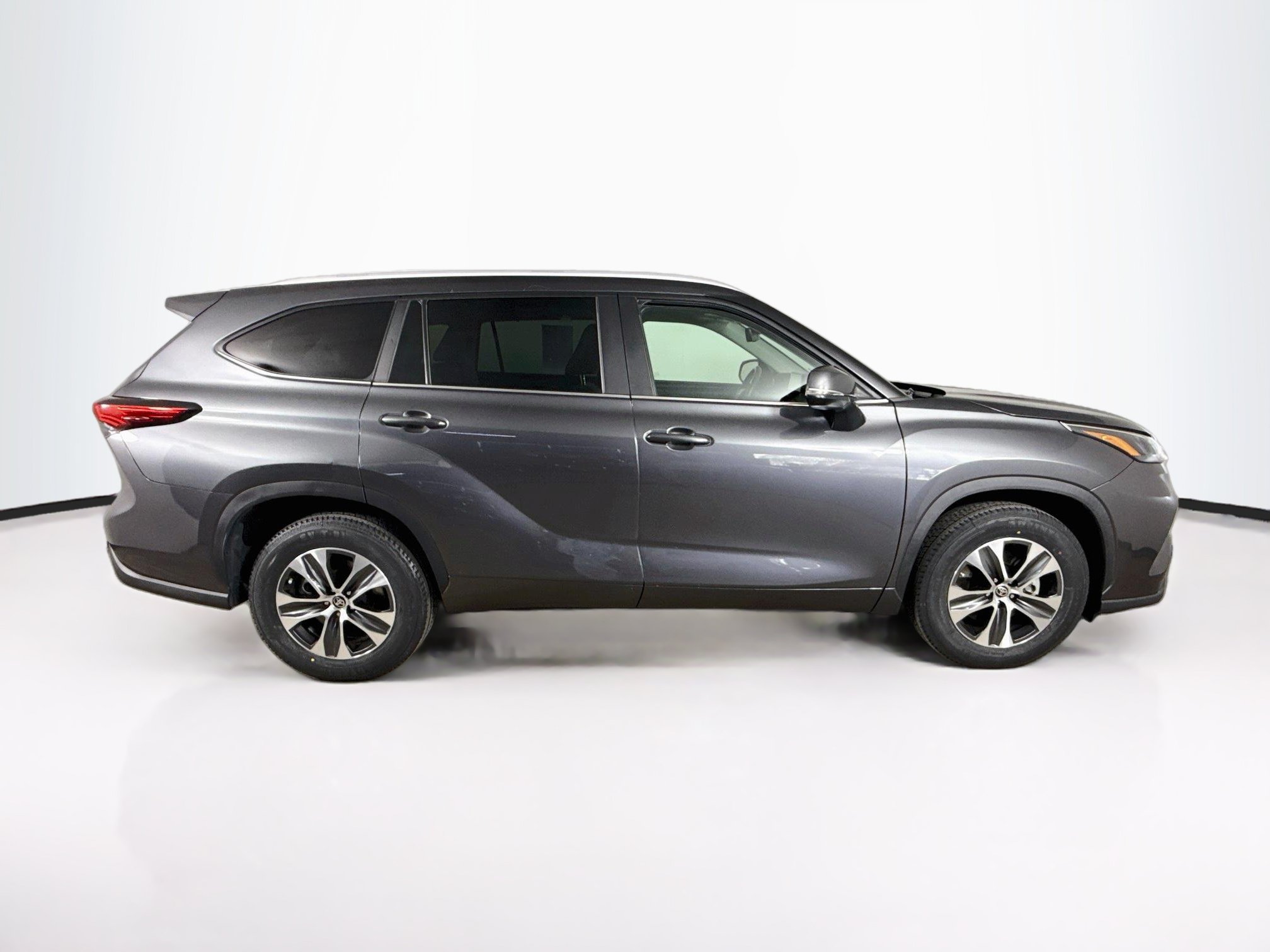Used 2023 Toyota Highlander XLE FWD image 2