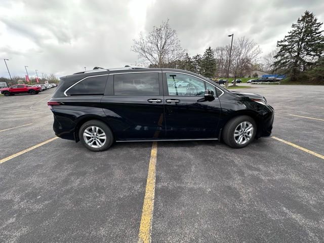 Used 2024 Toyota Sienna Limited image 2